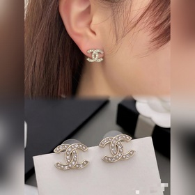 Новые серьги Chanel с двойным C и жемчужинами между бриллиантами.