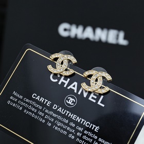 Новые серьги Chanel с двойным C и жемчужинами между бриллиантами.