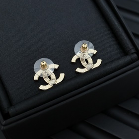 Новые серьги Chanel с двойным C и жемчужинами между бриллиантами.