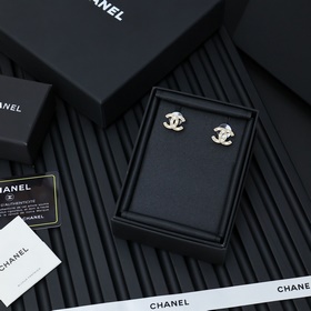 Новые серьги Chanel с двойным C и жемчужинами между бриллиантами.