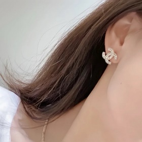 Новые серьги Chanel с двойным C и жемчужинами между бриллиантами.