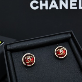 Кнопки-пуговицы Chanel в форме фасоли имеют изысканный бордовый ц