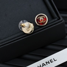 Кнопки-пуговицы Chanel в форме фасоли имеют изысканный бордовый ц