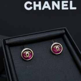 Кнопки-пуговицы Chanel в форме фасоли имеют изысканный бордовый ц