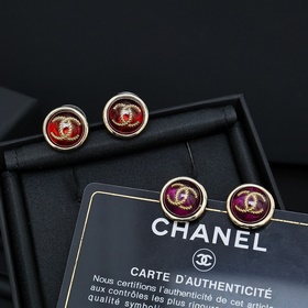 Кнопки-пуговицы Chanel в форме фасоли имеют изысканный бордовый ц