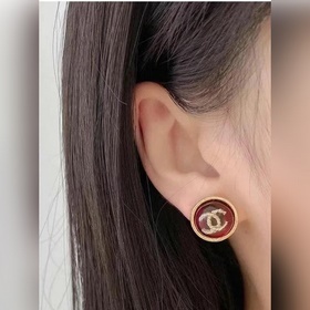 Кнопки-пуговицы Chanel в форме фасоли имеют изысканный бордовый ц