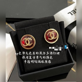 Кнопки-пуговицы Chanel в форме фасоли имеют изысканный бордовый ц