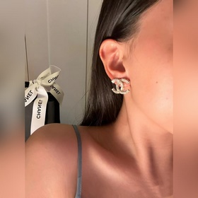 Chanel 100-летние серьги с двойным C-образным бриллиантом. Подход