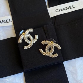 Chanel 100-летние серьги с двойным C-образным бриллиантом. Подход