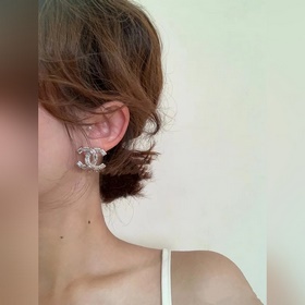 Chanel 100-летние серьги с двойным C-образным бриллиантом. Подход