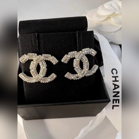 Chanel 100-летние серьги с двойным C-образным бриллиантом. Подход