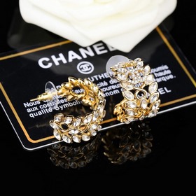 CHANEL Новая модель сережек Chanel в форме листьев с овальной опр