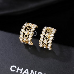 CHANEL Новая модель сережек Chanel в форме листьев с овальной опр