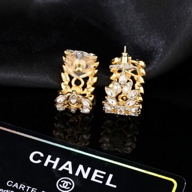 CHANEL Новая модель сережек Chanel в форме листьев с овальной опр