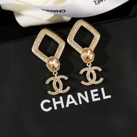 Новые серьги Chanel, синхронно представленные в магазинах. Серьги