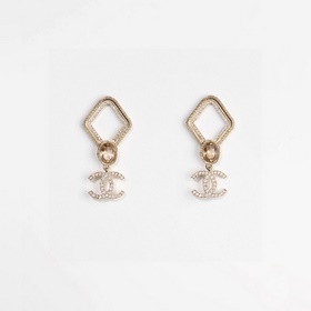 Новые серьги Chanel, синхронно представленные в магазинах. Серьги
