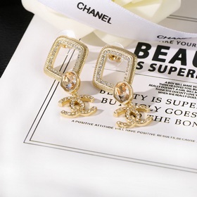 Новые серьги Chanel, синхронно представленные в магазинах. Серьги