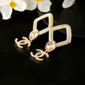 Новые серьги Chanel, синхронно представленные в магазинах. Серьги