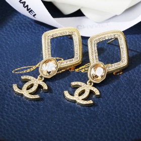 Новые серьги Chanel, синхронно представленные в магазинах. Серьги