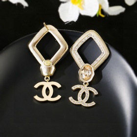 Новые серьги Chanel, синхронно представленные в магазинах. Серьги