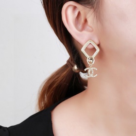 Новые серьги Chanel, синхронно представленные в магазинах. Серьги