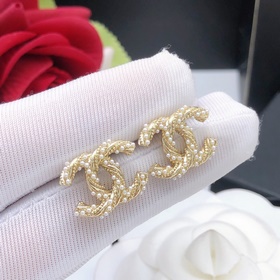 CHANEL маленькие жемчужные серьги с двойным C. Высокое качество,