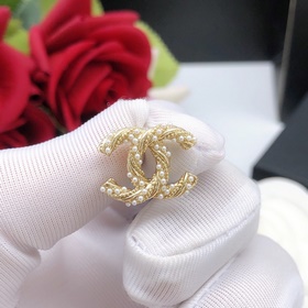 CHANEL маленькие жемчужные серьги с двойным C. Высокое качество,