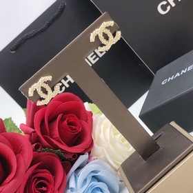CHANEL маленькие жемчужные серьги с двойным C. Высокое качество, 