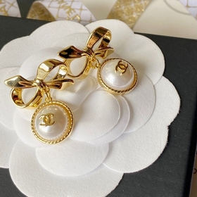 Chanel (бабочка, серьги с жемчужинами) очень красивые, изготовлен