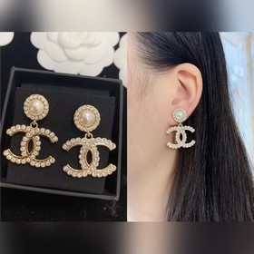 CHANEL Маленькие серьги с жемчужинами двойной буквой C, высокое к