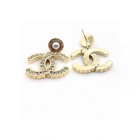 CHANEL Маленькие серьги с жемчужинами двойной буквой C, высокое к