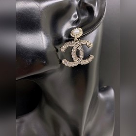 CHANEL Маленькие серьги с жемчужинами двойной буквой C, высокое к