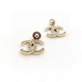CHANEL Маленькие серьги с жемчужинами двойной буквой C, высокое к
