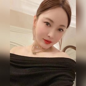 Chanel изящные серьги с буквами из жемчуга на цепочке с бахромой,