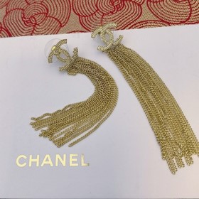 Chanel изящные серьги с буквами из жемчуга на цепочке с бахромой,