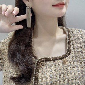 Chanel изящные серьги с буквами из жемчуга на цепочке с бахромой,