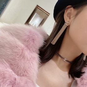 Chanel изящные серьги с буквами из жемчуга на цепочке с бахромой,