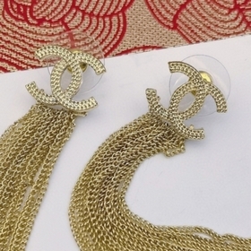 Chanel изящные серьги с буквами из жемчуга на цепочке с бахромой,