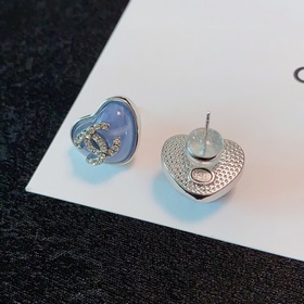 Chanel буква двойное C с бриллиантами, розовый, фиолетовый малень