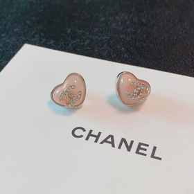Chanel буква двойное C с бриллиантами, розовый, фиолетовый малень