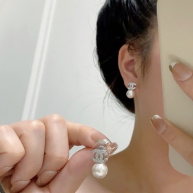 CHANEL Серьги-гвоздики с жемчужинами в форме буквы C, серые и бел