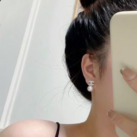 CHANEL Серьги-гвоздики с жемчужинами в форме буквы C, серые и бел