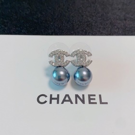 CHANEL Серьги-гвоздики с жемчужинами в форме буквы C, серые и бел