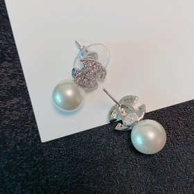 CHANEL Серьги-гвоздики с жемчужинами в форме буквы C, серые и бел