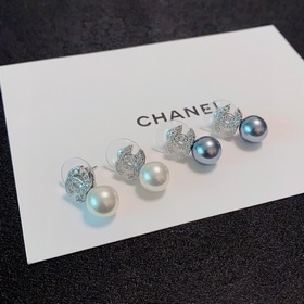 CHANEL Серьги-гвоздики с жемчужинами в форме буквы C, серые и бел