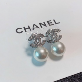 CHANEL Серьги-гвоздики с жемчужинами в форме буквы C, серые и бел