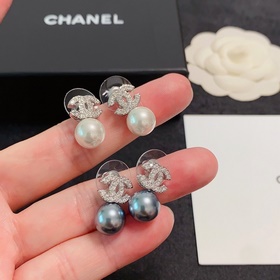 CHANEL Серьги-гвоздики с жемчужинами в форме буквы C, серые и бел