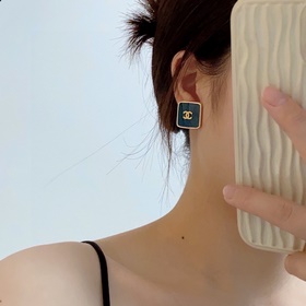 Chanel Милый бежево-синий квадратный серьги с двойным C. Эти серь