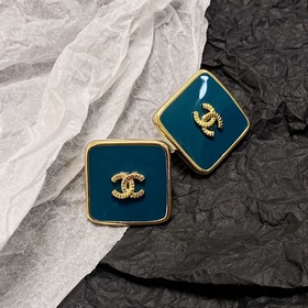 Chanel Милый бежево-синий квадратный серьги с двойным C. Эти серь