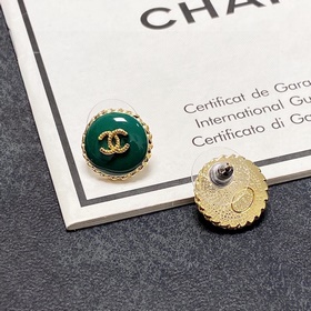 Chanel Маленькие сережки-гвоздики весеннем зеленом цвете. Новинка
